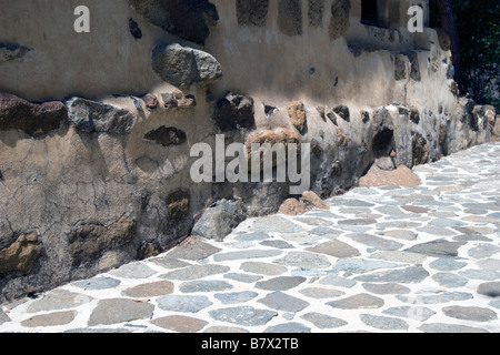 Saint Nicholas Church (Ayios Nikolaos Tis Stegis) Detail von der steinernen Mauer und Weg, in der Nähe von Galata, Troodos-Gebirge Stockfoto