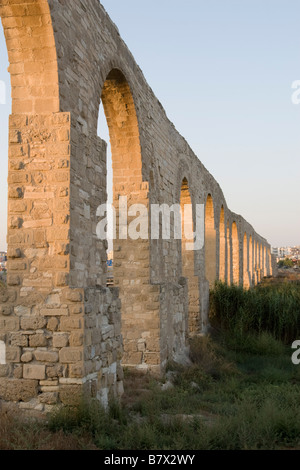 Blick auf den Sonnenuntergang von der Kamares-Aqeduct in Larnaca, Zypern Stockfoto