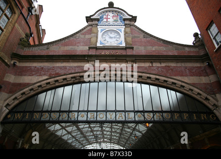 Eingang zum Windsor Royal Shopping Centre im alten Bahnhof Stockfoto