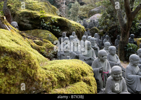 Kleine Buddha-Statuen auf dem Gelände des Daisho-In-Tempels auf der Insel Miyajima, Japan. Stockfoto