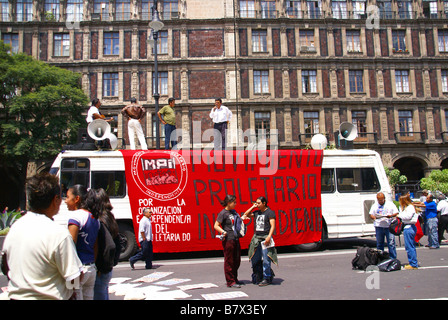 Mexiko-Stadt SEP 4 2008 Protestführer sprechen von oben des Busses linke Demonstration Mexiko-Stadt Stockfoto