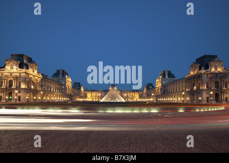 Louvre und seine Pyramide entworfen von dem Architekten Ieoh Ming Pei auf Nightime, Paris, Frankreich Stockfoto