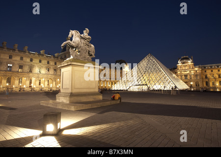 Louvre und seine Pyramide entworfen von dem Architekten Ieoh Ming Pei auf Nightime, Paris, Frankreich Stockfoto