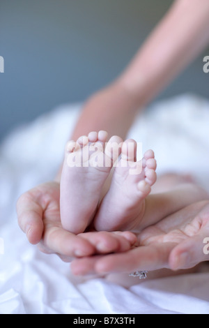 Eine Mutter hielt ihre Babys Füße Stockfoto