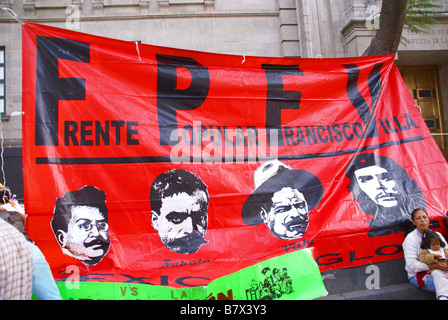 Mexiko-Stadt SEP 4 2008 Protest Flagge mit Bildern von Pancho Villa und Che Guevara linke Demonstration Mexiko-Stadt Stockfoto