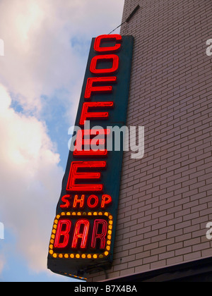 Die berühmten Neon unterzeichnen auf der Außenseite des berühmten "Café" am Union Square in Manhattan, New York City. Stockfoto