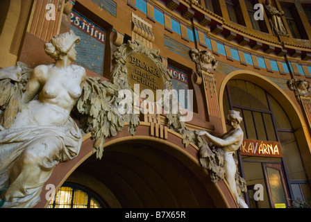 Kavarna Fantova und Hallen der alten Buchung Hlavni Nadrazi Bahnhof in Prag Tschechische Republik Europa Stockfoto