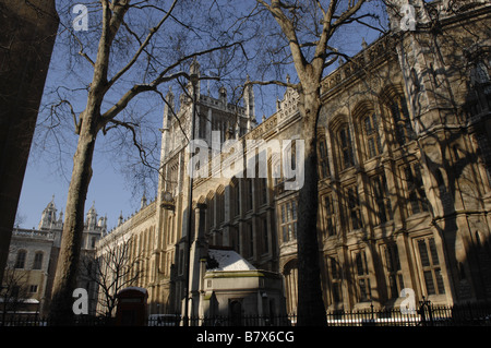 Die Maughan Bibliothek & Information Services Centre, Chancery Lane, London mit Schnee auf dem Boden Stockfoto