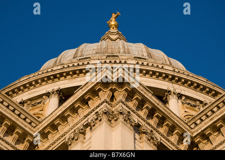 Close-up abstract view of a detail and the dome of St Paul's Cathedral viewed from the south side. Jan 2009. Stockfoto