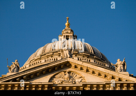 Close-up abstrakten Blick auf die Kuppel der St. Pauls Cathedral von der Südseite gesehen. Jan 2009. Stockfoto