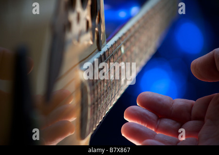 Eine Nahaufnahme von einer Gitarre gespielt wird Stockfoto