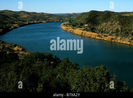 Der Fluss Guadiana an der östlichen Algarve, Portugal. Die Wasserstraße bildet eine natürliche Grenze zwischen Portugal und Spanien. Stockfoto