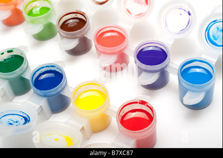 Kleine gemischte farbige Töpfe Acrylfarbe mit öffnen Oberteile Stockfoto