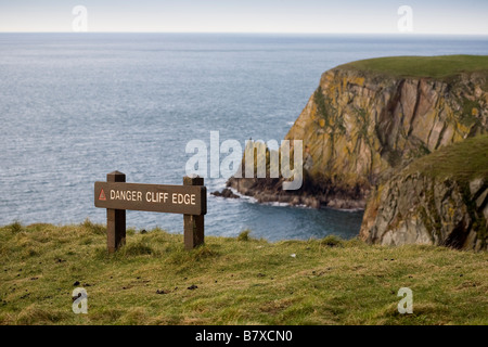 Schild Warnung vor gefährlichen Klippen an der Mull of Galloway. Stockfoto