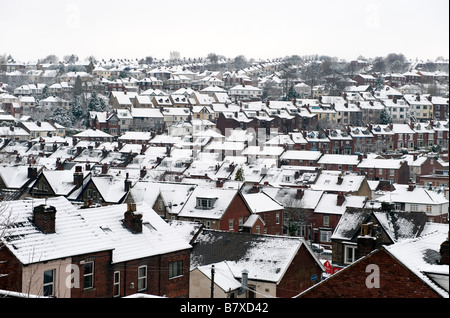 Dicht gemischtes, schneebedecktes Gehäuse in Ecclesall in West Sheffield England „Großbritannien“ Stockfoto