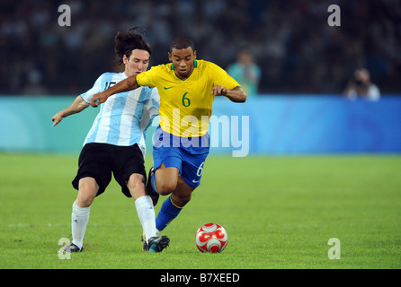 Marcelo BH Lionel Messi ARG 19. August 2008 Fußball Beijing 2008 Olympische Spiele Herren Fußball Halbfinalspiel zwischen Argentinien und Brasilien im Arbeiterstadion in Peking China Photo von Atsushi Tomura AFLO SPORT 1035 Stockfoto