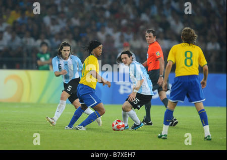 Ronaldinho BH Lionel Messi ARG 19. August 2008 Fußball Beijing 2008 Olympische Spiele Herren Fußball Halbfinalspiel zwischen Argentinien und Brasilien im Arbeiterstadion in Peking China Photo von Atsushi Tomura AFLO SPORT 1035 Stockfoto