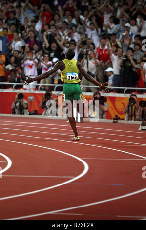 Usain Bolt JAM 20. August 2008 Leichtathletik Usain Bolt aus Jamaika reagiert nach dem Bruch des Weltrekord mit einer Zeit von 19 30 gewinnt die Goldmedaille im Herren 200-Meter-Finale bei der Leichtathletik-Leichtathletik-Veranstaltung im National Stadium während der 12. Tag der 2008 Olympischen Spiele in Peking am 20. August 2008 in Peking China Photo von Koji Aoki AFLO SPORT 0008 Stockfoto