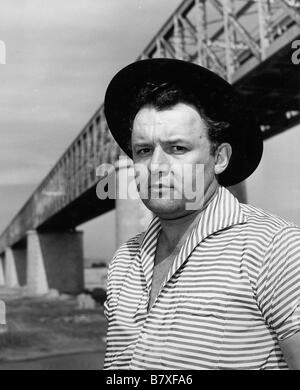 Rod Steiger Rod Steiger ROD STEIGER Dans le Film Frontière Dangereuse über Brücke Année 1957 uk Réalisateur Ken Annakin Stockfoto