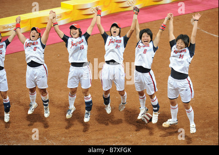 Japan-Softball-Teamgruppe JPN 21. August 2008 Softball japanische Spieler feiern nach dem Gewinn der Beijing Olympischen Softball Endspiel gegen die USA im Fengtai Softballfeld in Peking China Photo von Hitoshi Mochizuki AFLO 0449 Stockfoto