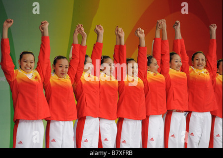 Chinesischen Team CHN 23. August 2008 Synchronschwimmen feiern die Bronze-Medaille auf dem Podium nach der Siegerehrung der Peking 2008 Sommer Olympiade Team Free Routine im National Aquatics Center Wasser Cube Peking China Photo von Masakazu Watanabe AFLO SPORT 0005 Stockfoto