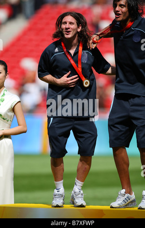 Lionel Messi ARG 23. August 2008 Fußball Beijing 2008 Olympische Spiele Lionel Messi feiert Gewinn einer Goldmedaille bei der Siegerehrung Herren Fußball am nationalen Stadion Vogelnest in Peking China Photo von Daiju Kitamura AFLO SPORT 1045 Stockfoto