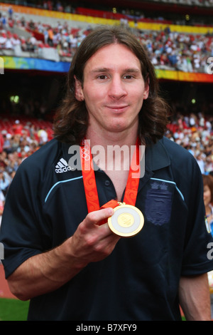 Lionel Messi ARG 23. August 2008 Fußball Beijing 2008 Olympische Spiele Lionel Messi feiert Gewinn einer Goldmedaille bei der Siegerehrung Herren Fußball am nationalen Stadion Vogelnest in Peking China Photo von Daiju Kitamura AFLO SPORT 1045 Stockfoto