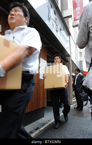 Verdacht auf Verschleierung importiert Aal als inländische 11. September 2008 News japanisches Essen Verarbeitungsbetrieb Hamashin, Verschleierung verdächtigt wird Aal als inländische Polizei Suche Hamashin s Shop im Ginza Tokyo importiert 11. September 2008 Photo by AFLO 1090 Stockfoto