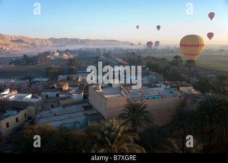 Heißluftballons über West Bank Fluss Nil Luxor Stockfoto