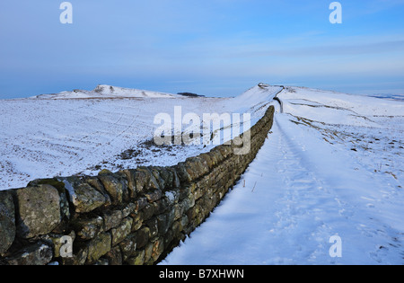 Winter-Blick auf Schnee bedeckt Hadrianswall, Blick nach Osten in Richtung Sewingshields Klippen Stockfoto