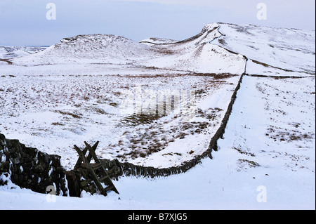 Winter-Blick auf Schnee bedeckt Hadrianswall, Blick nach Osten in Richtung Sewingshields Klippen Stockfoto