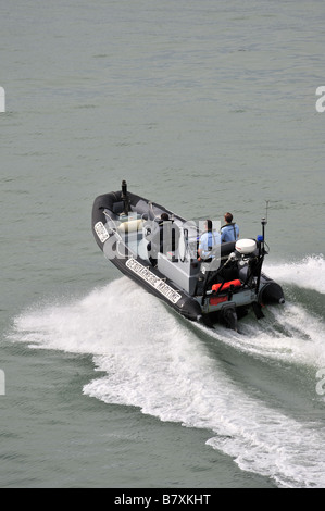 Ein Schiff der französischen maritime Gendarmerie Reisen bei hoher Geschwindigkeit heraus zum Meer Platz für Text auf dem Wasser im Hintergrund Stockfoto