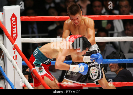 L, R Alejandro Valdez Hozumi Hasegawa 16. Oktober 2008 World Boxing Council WBC Bantam Gewicht Titelkampf im Yoyogi 1. Turnhallen Stockfoto