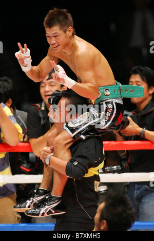 Hozumi Hasegawa 16. Oktober 2008 Boxen verteidigen Meister Hozumi Hasegawa feiert gewinnen Sieg während der World Boxing Council WBC Bantam Gewicht Titelkampf am Yoyogi 1. Gymnasium in Tokyo Japan Foto von Yusuke Nakanishi AFLO SPORT 1090 Stockfoto