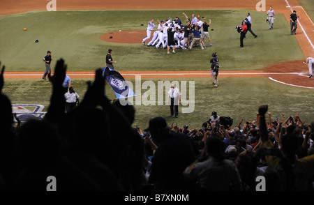 Tampa Bay Rays Teamgruppe und Fans Strahlen 19. Oktober 2008 MLB Tampa Bay Rays Spieler und Fans feiern nach dem Sieg über die Boston Red Sox in der American League Championship Serie Spiel 7 im Tropicana Field in St.Petersburg Florida USA Foto: AFLO 2324 Stockfoto