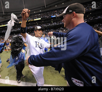 Akinori Iwamura Rays 19. Oktober 2008 MLB Akinori Iwamura von den Tampa Bay Rays feiert mit seinen Teamkollegen nach dem Sieg über die Stockfoto