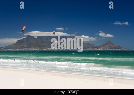 Kite-Surfer in Blouberg Beach mit Blick auf Tafelberg und der City of Cape Town sichtbar in der Tafelbucht. Stockfoto