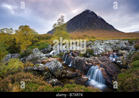 Fluss Coupall und Buachaille Etive Mor im Herbst Glen Etive Hochland Schottlands Stockfoto