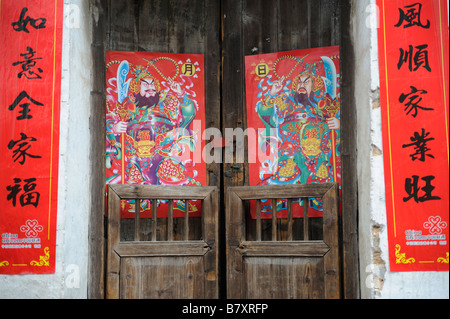 Chinesischen Frühling Festival Couplets und Tür Gott auf eine Tür eines traditionellen Hauses in Jiangxi, China. 2. Februar 2009 Stockfoto