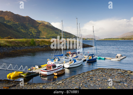 Yachten vor Anker am Loch Linnhe in Ballachulish Highlands Schottland Stockfoto