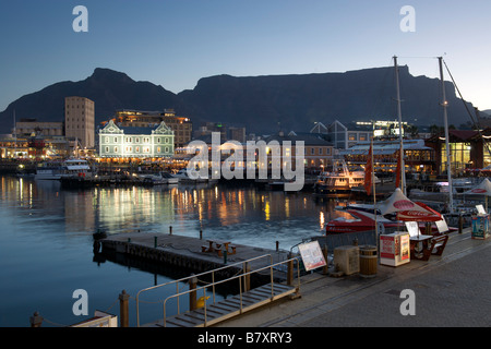 Abenddämmerung auf der Victoria und Alfred Waterfront in Kapstadt mit dem Tafelberg im Hintergrund. Stockfoto