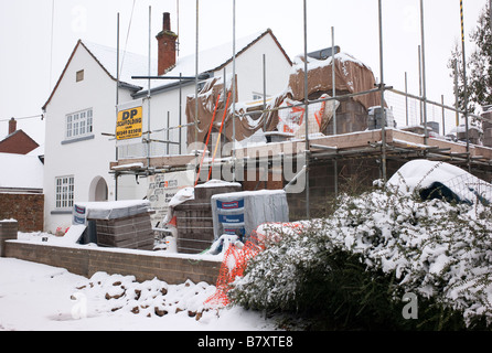 Hausbau bei Winter Schneefall beendet angesehen von der öffentlichen Straße Stockfoto