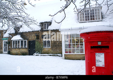 Briefkasten in Broadway mit Schnee bedeckt. Worcestershire Stockfoto