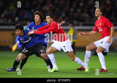 L, R Tomokazu Myojin Gamba Sota Nakazawa Gamba Cristiano Ronaldo Mann U Rio Ferdinand Mann U 18. Dezember 2008 Fußball FIFA Clu Stockfoto