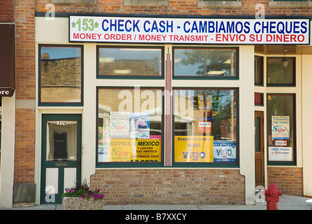 ILLINOIS DeKalb Check einlösen und Geld, um Geschäft in der kleinen Stadt unterzeichnen in Englisch und Spanisch Schaufenster Stockfoto