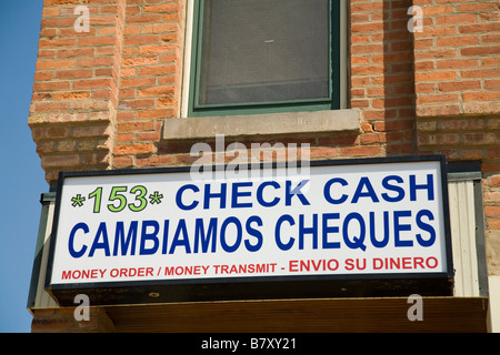 ILLINOIS DeKalb Check einlösen und Geld, um Geschäft in der kleinen Stadt unterzeichnen in Englisch und Spanisch Schaufenster Stockfoto