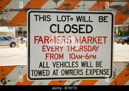 DeKalb ILLINOIS Straße Barriere und viel Hinweis für Lage in der kleinen Stadt Bauernmarkt geschlossen Stockfoto