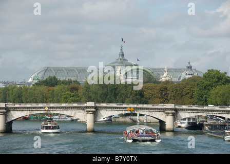 Bateau-Mouche am Fluss Seine Pont De La Concorde und Grand Palais in Paris Frankreich Stockfoto