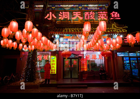 Viele Leuchtreklamen und roten Laternen nachts außerhalb Restaurants auf 'Ghost Street"in Peking 2009 Stockfoto