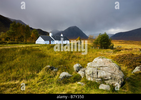 BlackRock Cottage steht allein und ausgesetzt auf Rannoch Moor in den schottischen Highlands-Schottland Stockfoto